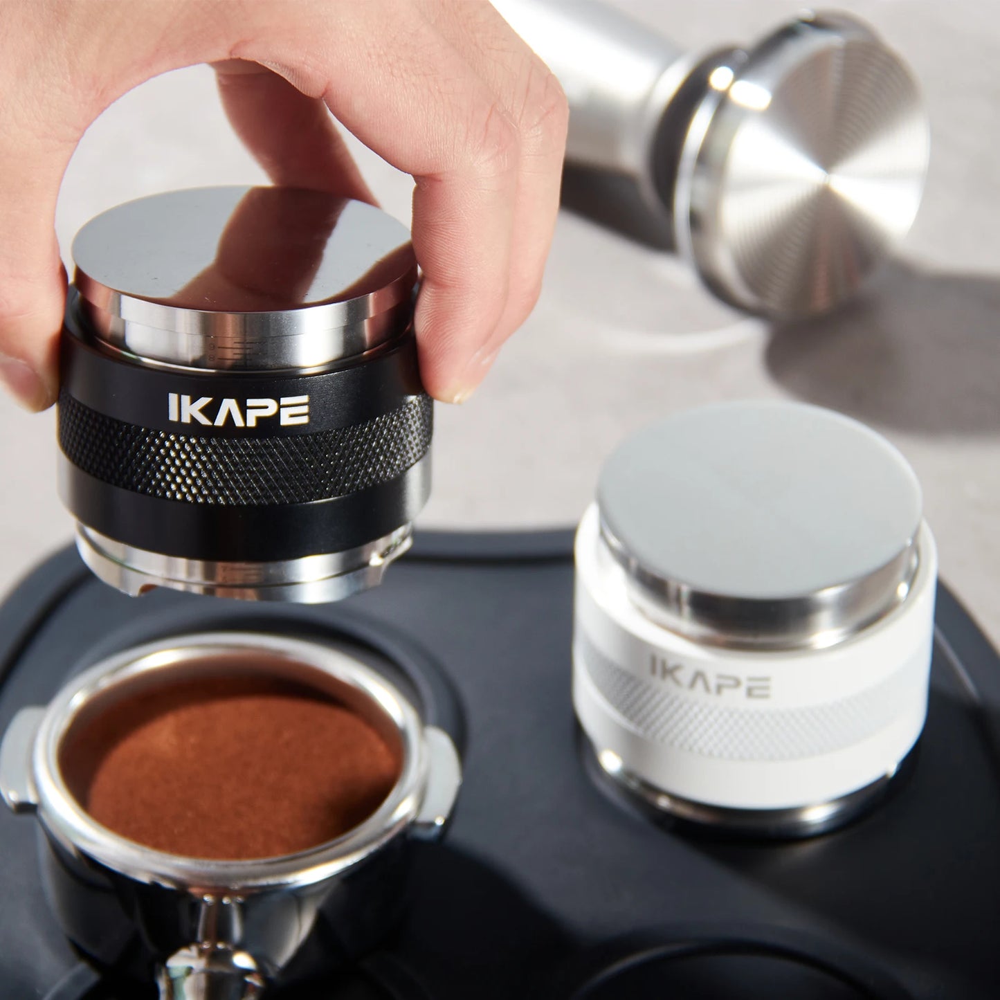 IKAPE Distribuidor y manipulación de café, herramienta distribuidora de café expreso de profundidad ajustable 2 en 1 apta para portafiltro sin fondo de 51/54/58 mm