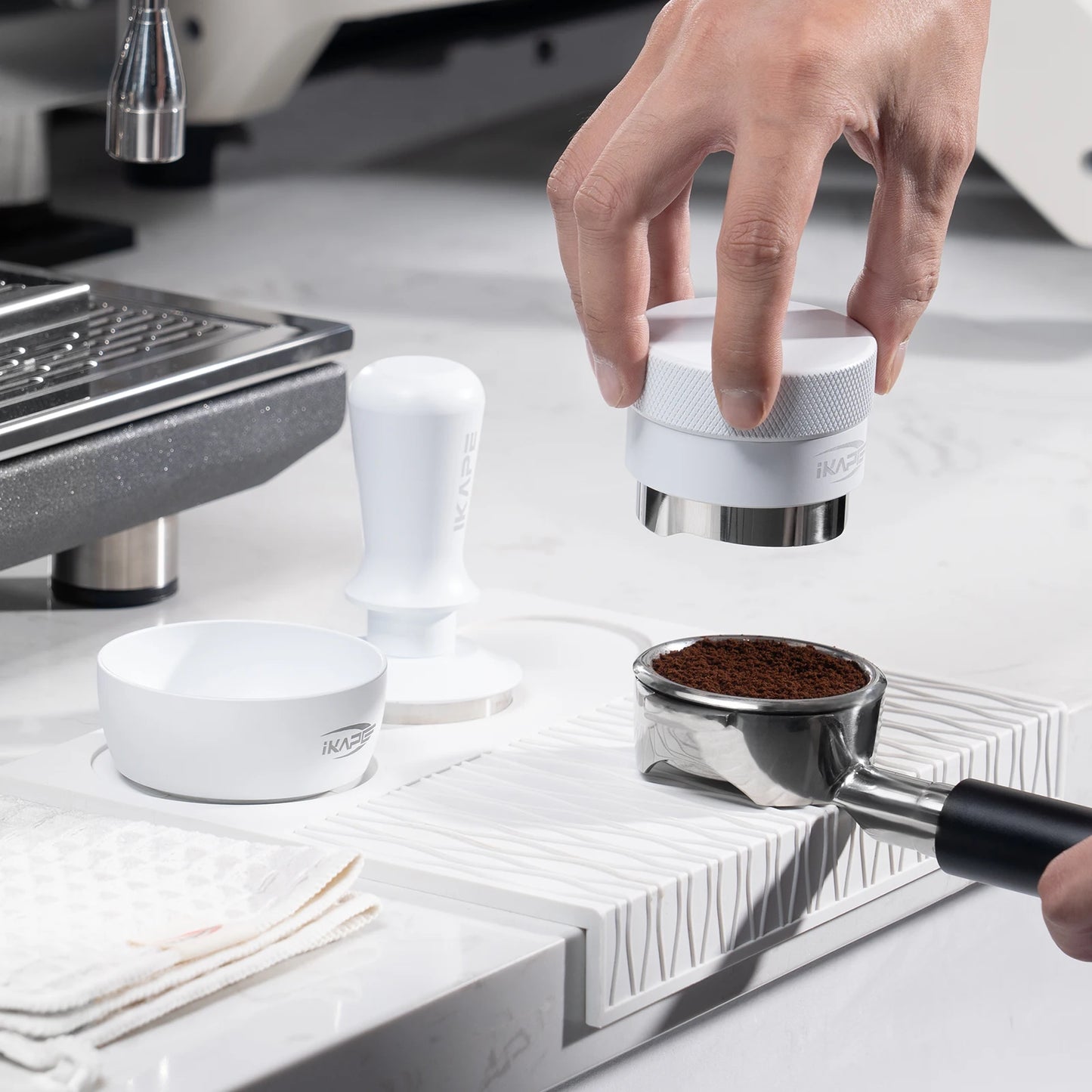 Kit de Café Espresso IKAPE 6 en 1 (Blanco) – Tamper, Distribuidor y Tapete de Silicona para Portafiltros 51/53/58mm