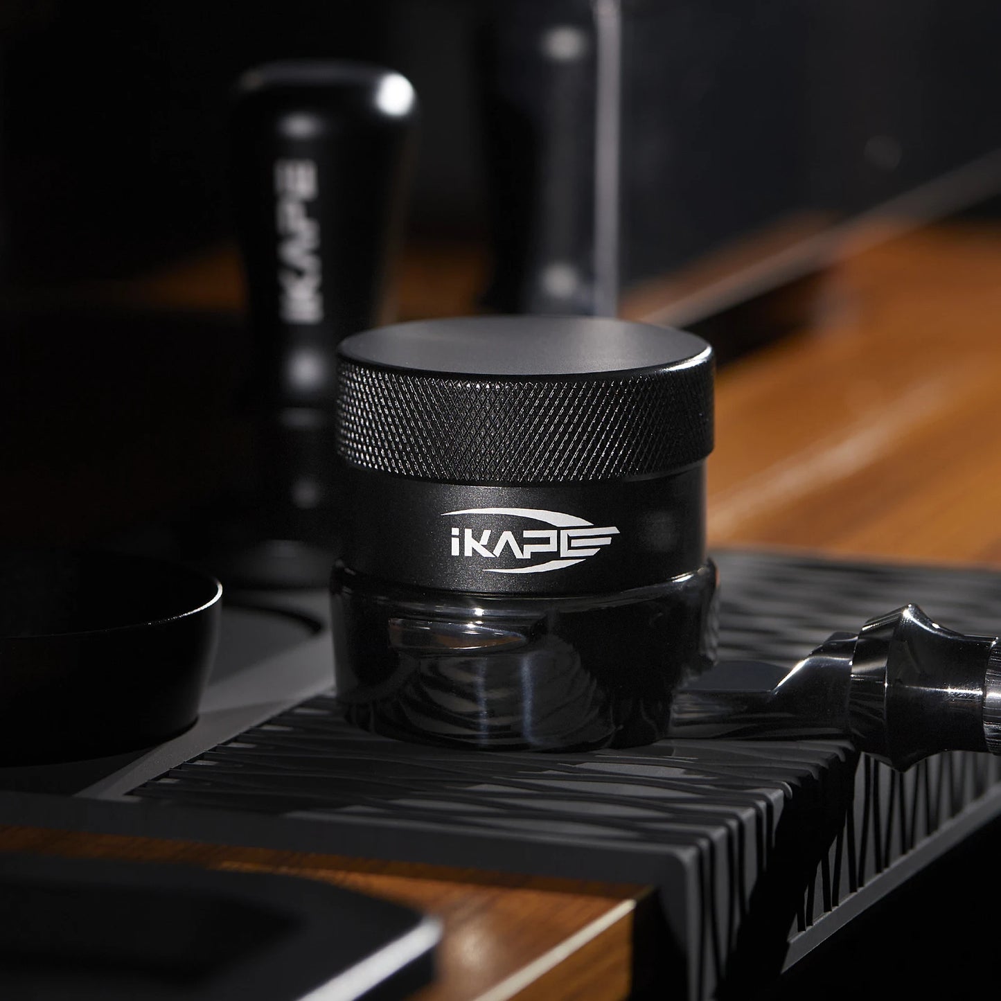 Distribuidor de Café Espresso IKAPE 51/54/58mm – Distribuidor por Gravedad con Base PVD de Titanio para Portafiltros Universales