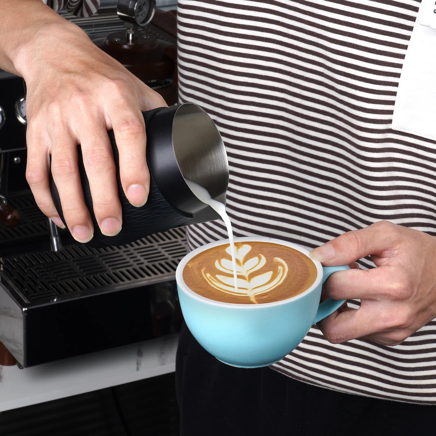 Pitcher de Leche para Espresso IKAPE V3 – Espumador de 500ml sin Mango con Caño Afilado para Vertido Preciso en Latte Art