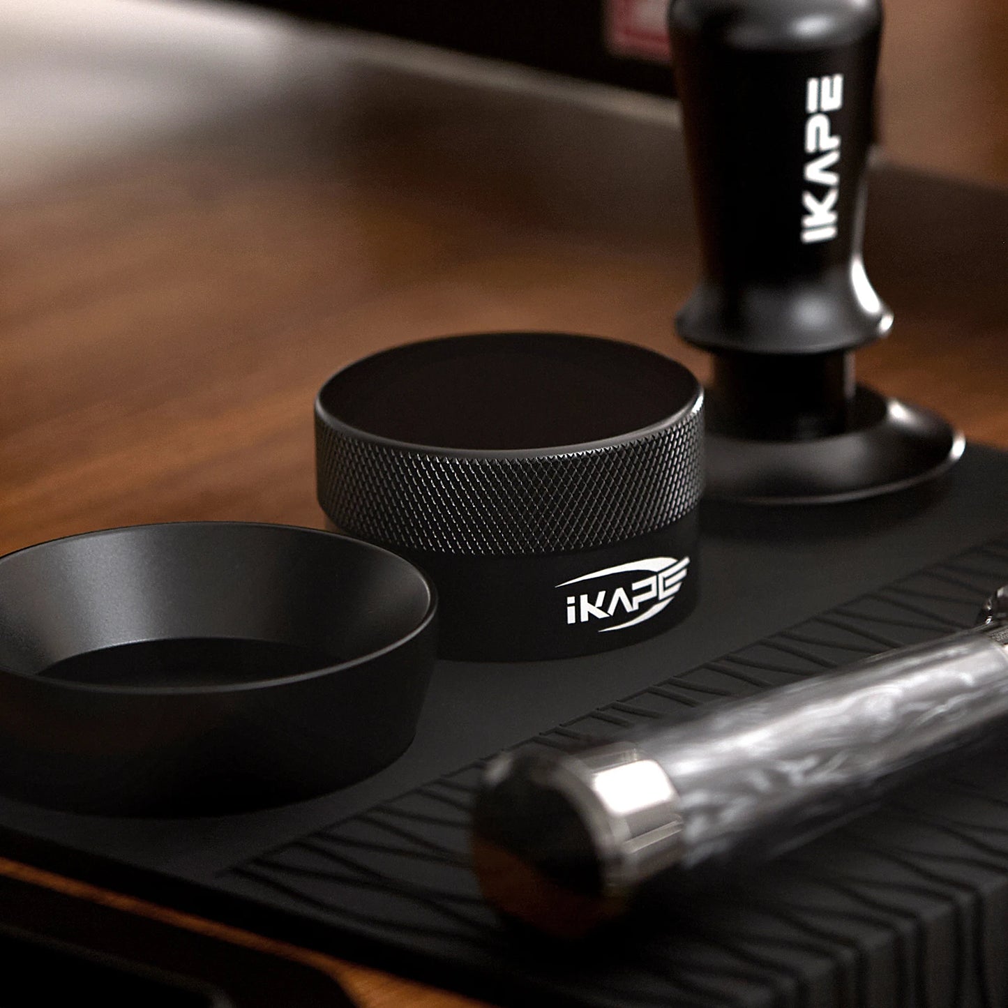 Distribuidor de Café Espresso IKAPE 51/54/58mm – Distribuidor por Gravedad con Base PVD de Titanio para Portafiltros Universales