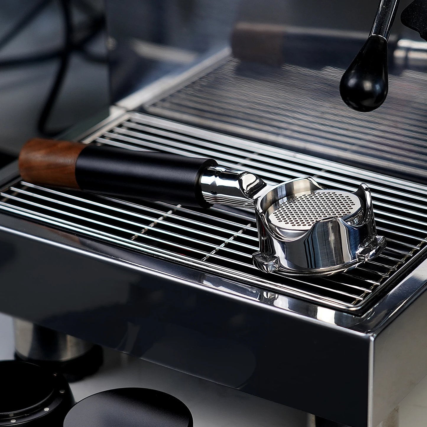 Portafiltro Sin Fondo IKAPE 51/54/58mm – Mango de Nogal y Acero Inoxidable con Cesta de Precisión para Espresso Profesional (Negro)