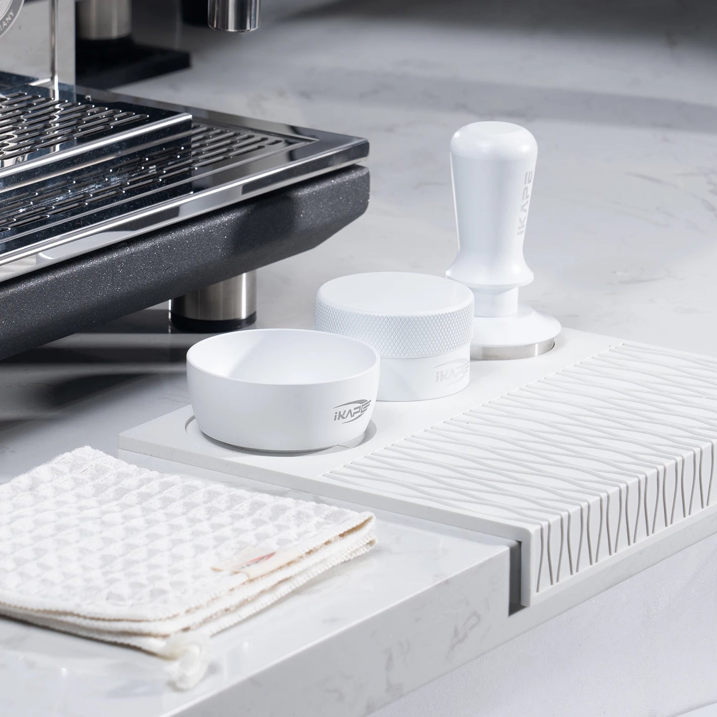 Kit de Café Espresso IKAPE 6 en 1 (Blanco) – Tamper, Distribuidor y Tapete de Silicona para Portafiltros 51/53/58mm