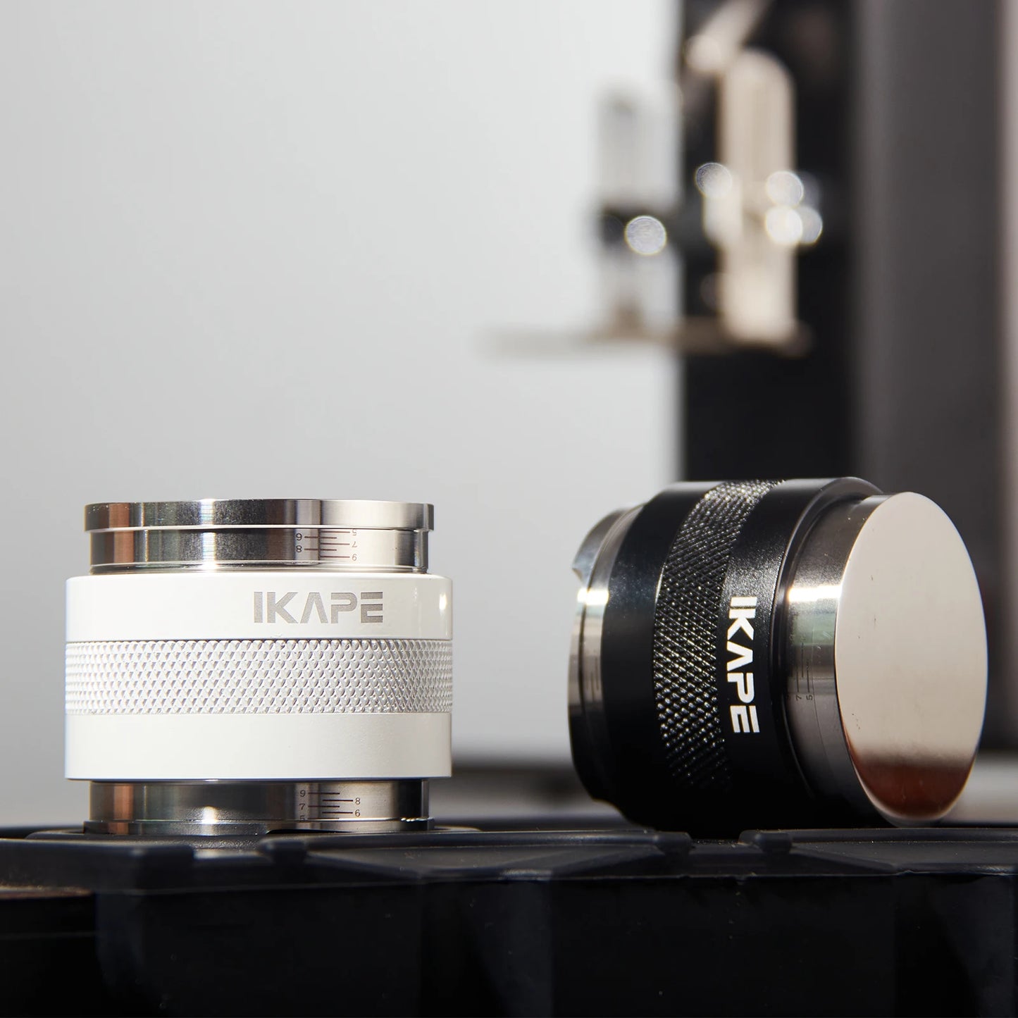 IKAPE Distribuidor y manipulación de café, herramienta distribuidora de café expreso de profundidad ajustable 2 en 1 apta para portafiltro sin fondo de 51/54/58 mm