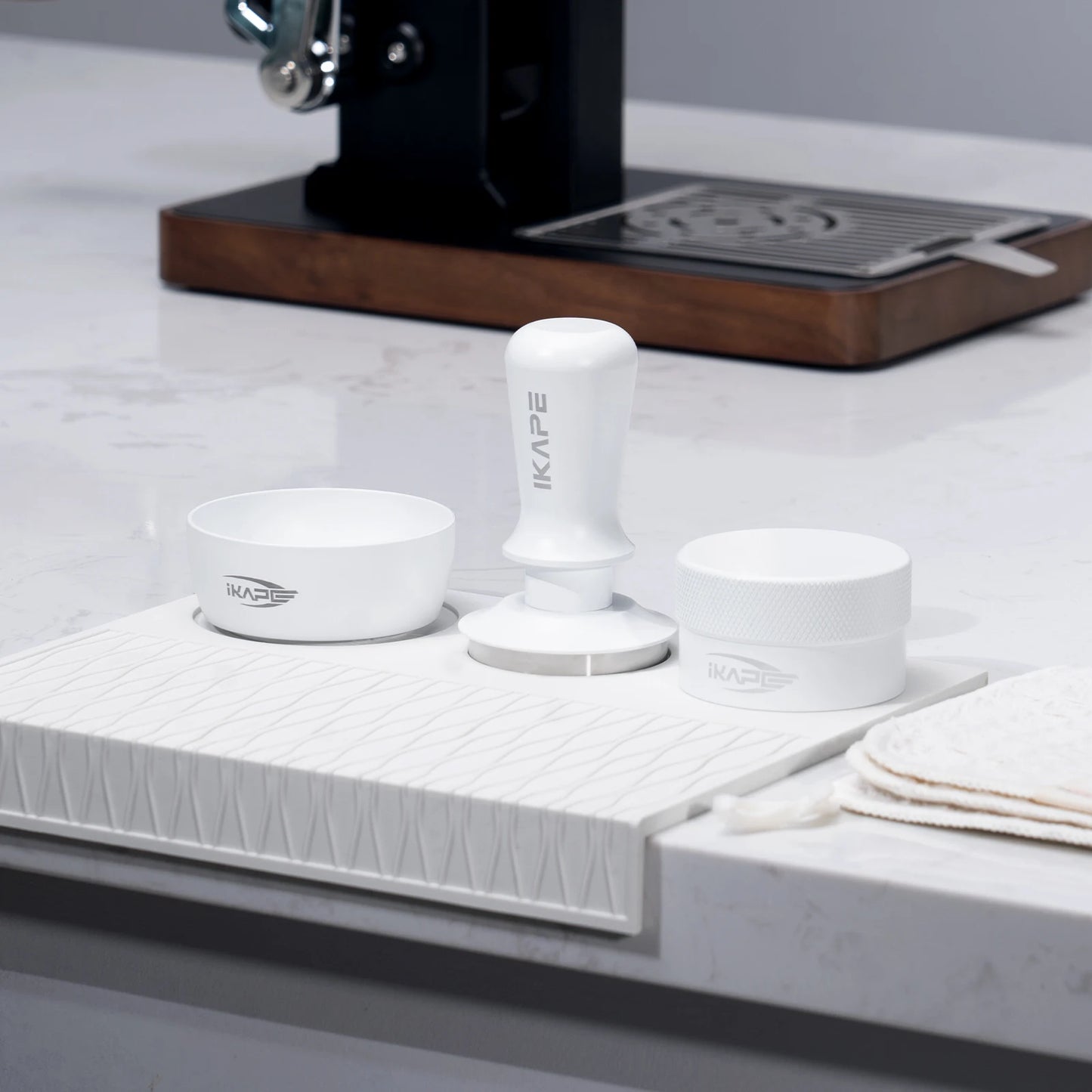 Kit de Café Espresso IKAPE 6 en 1 (Blanco) – Tamper, Distribuidor y Tapete de Silicona para Portafiltros 51/53/58mm