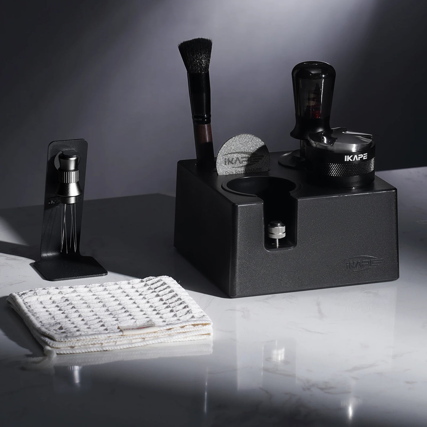 Kit de Herramientas para Espresso IKAPE 8 en 1 (Negro) – Tamper, Distribuidor, Embudo Magnético, Puck Screen y Estación para Portafiltros 51/53/58mm