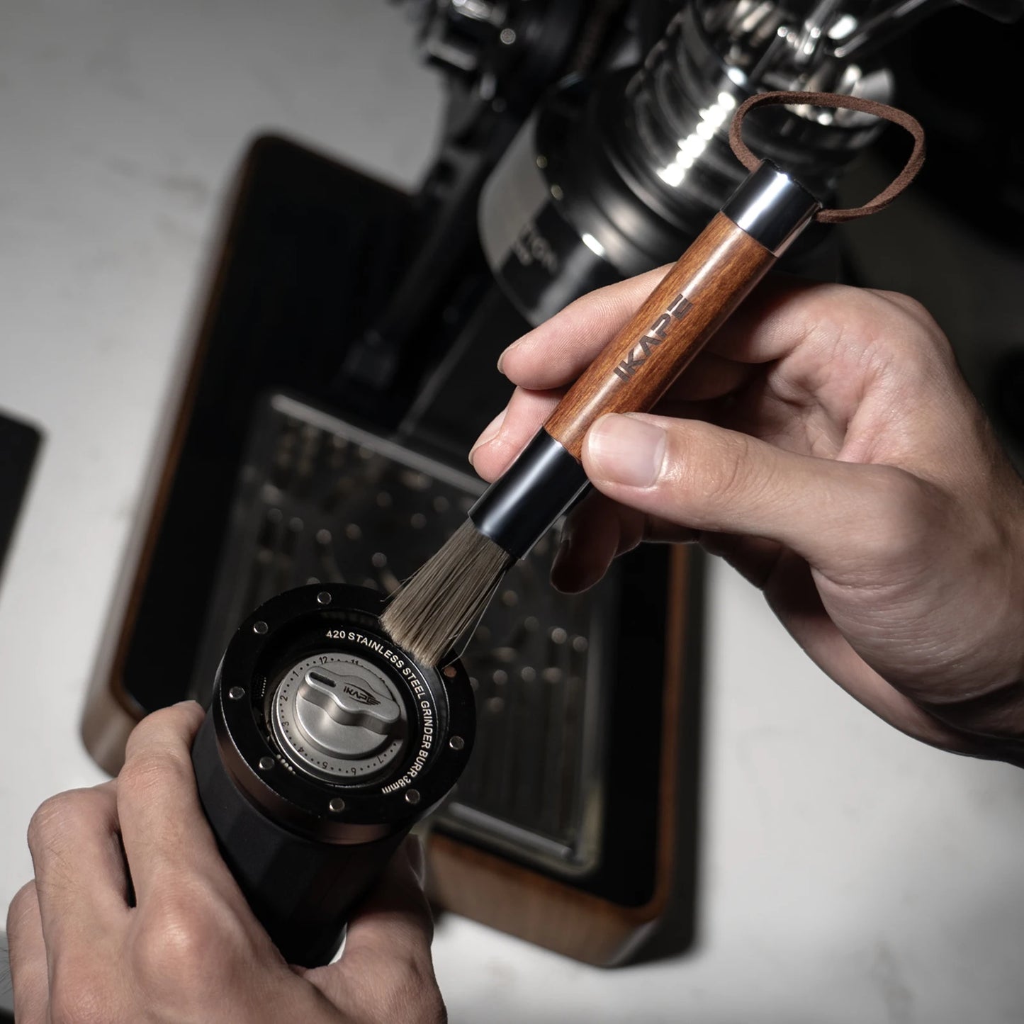 Cepillo de Limpieza para Molinillos de Café IKAPE – Herramienta de Barista con Mango de Madera, Accesorio para Cafeteras y Máquinas de Espresso