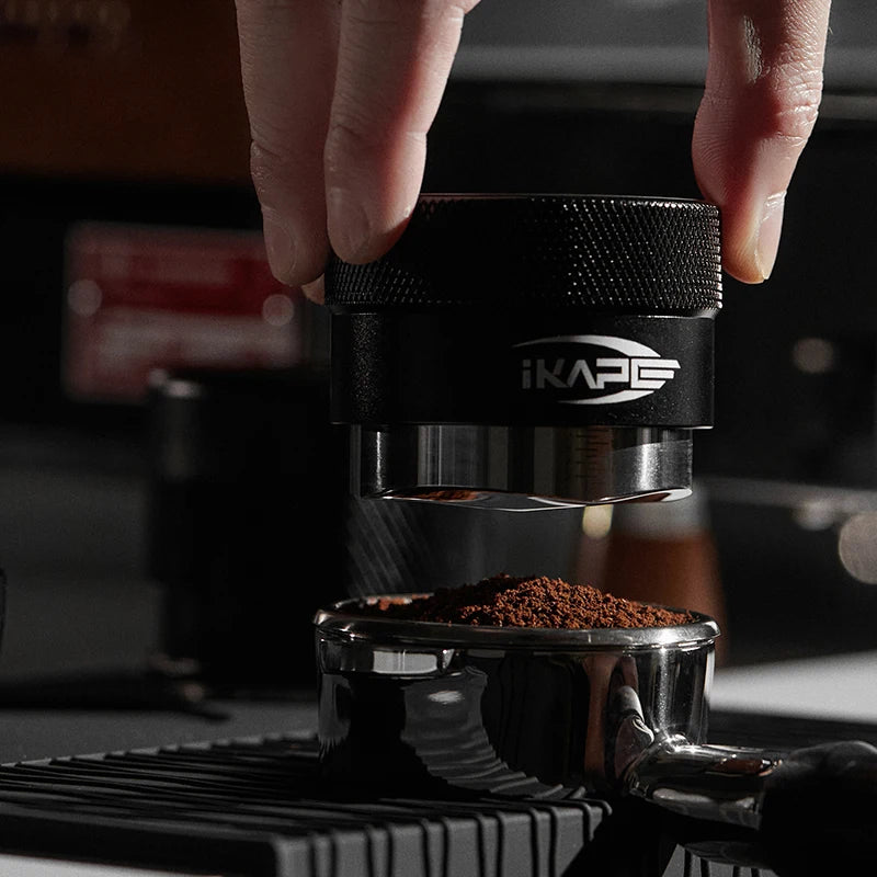 Distribuidor de Café IKAPE por Gravedad – Compatible con Portafiltros Espresso de 49/51/54/58mm (Negro/Plateado)