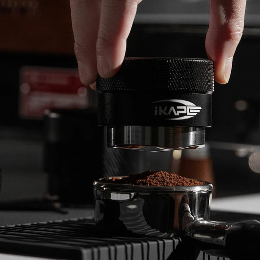 Distribuidor de Café IKAPE por Gravedad – Compatible con Portafiltros Espresso de 49/51/54/58mm (Negro/Plateado)