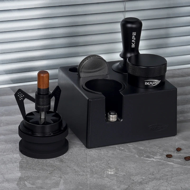 Set de Herramientas para Café Espresso IKAPE – Juego de 6 Piezas con Caja ABS Smile Knock y Tamper V3 (Negro/Plateado)