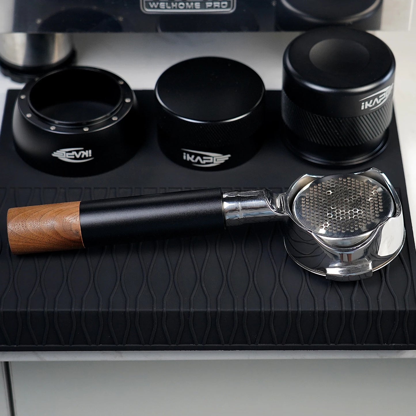 Portafiltro Sin Fondo IKAPE 51/54/58mm – Mango de Nogal y Acero Inoxidable con Cesta de Precisión para Espresso Profesional (Negro)