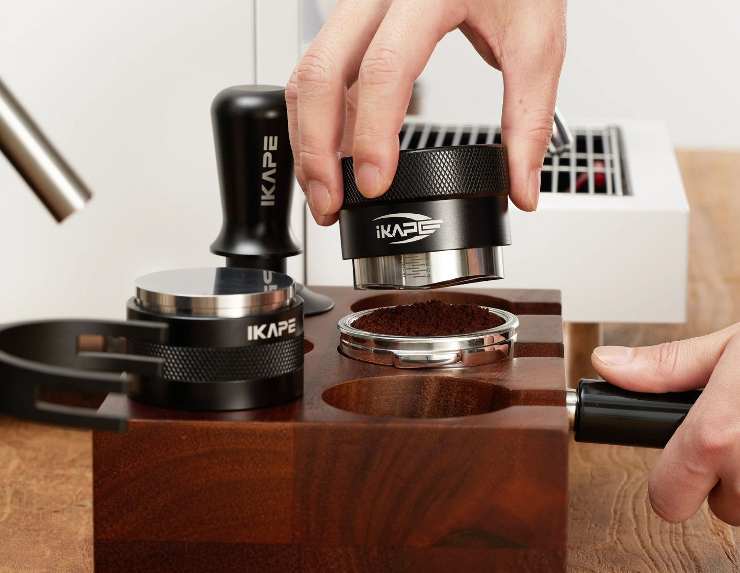 Distribuidor de Café IKAPE por Gravedad – Compatible con Portafiltros Espresso de 49/51/54/58mm (Negro/Plateado)