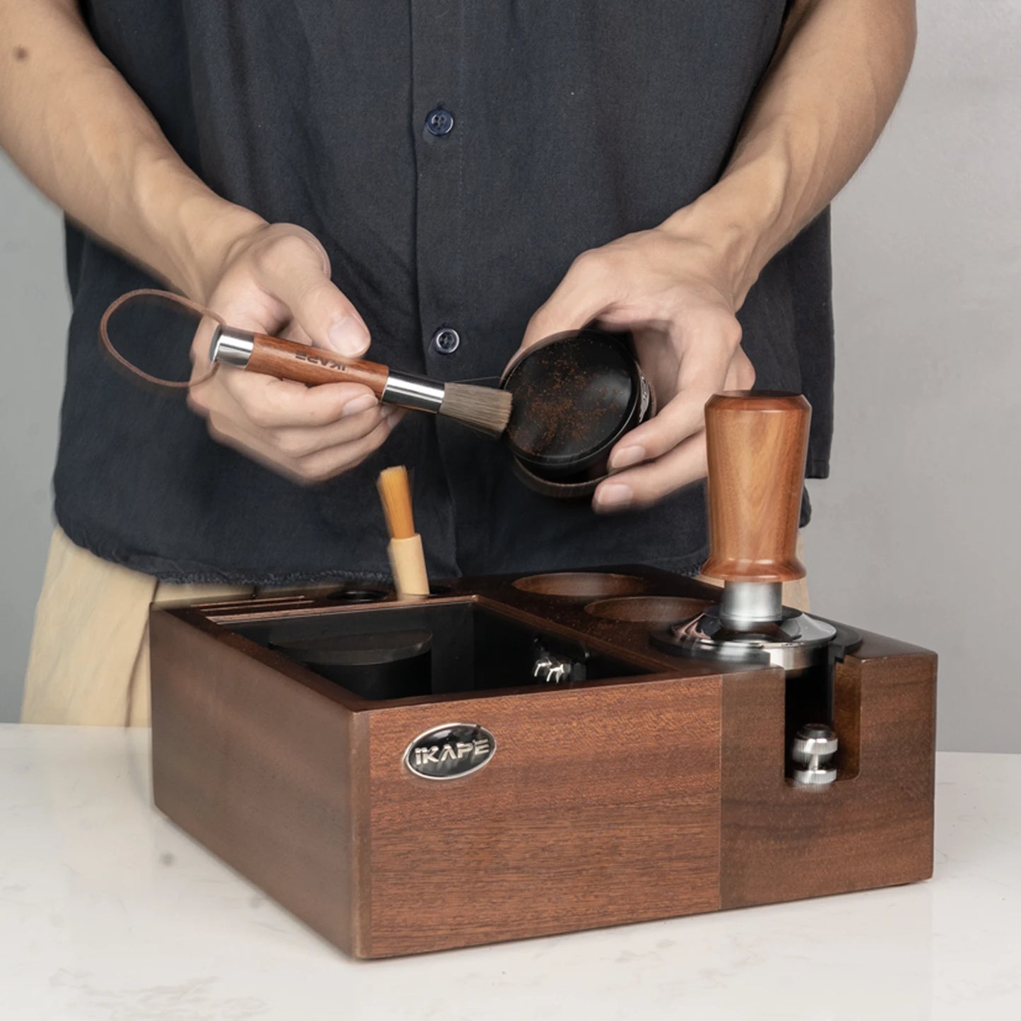 Cepillo de Limpieza para Molinillos de Café IKAPE – Herramienta de Barista con Mango de Madera, Accesorio para Cafeteras y Máquinas de Espresso