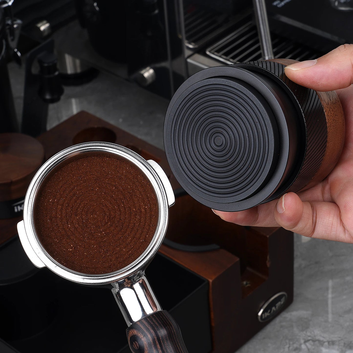 Tamper de Café IKAPE V4 de Madera – Prensador Calibrado con Base PVD de Titanio y Resorte Ajustable, Compatible con Portafiltros 51/54/58mm