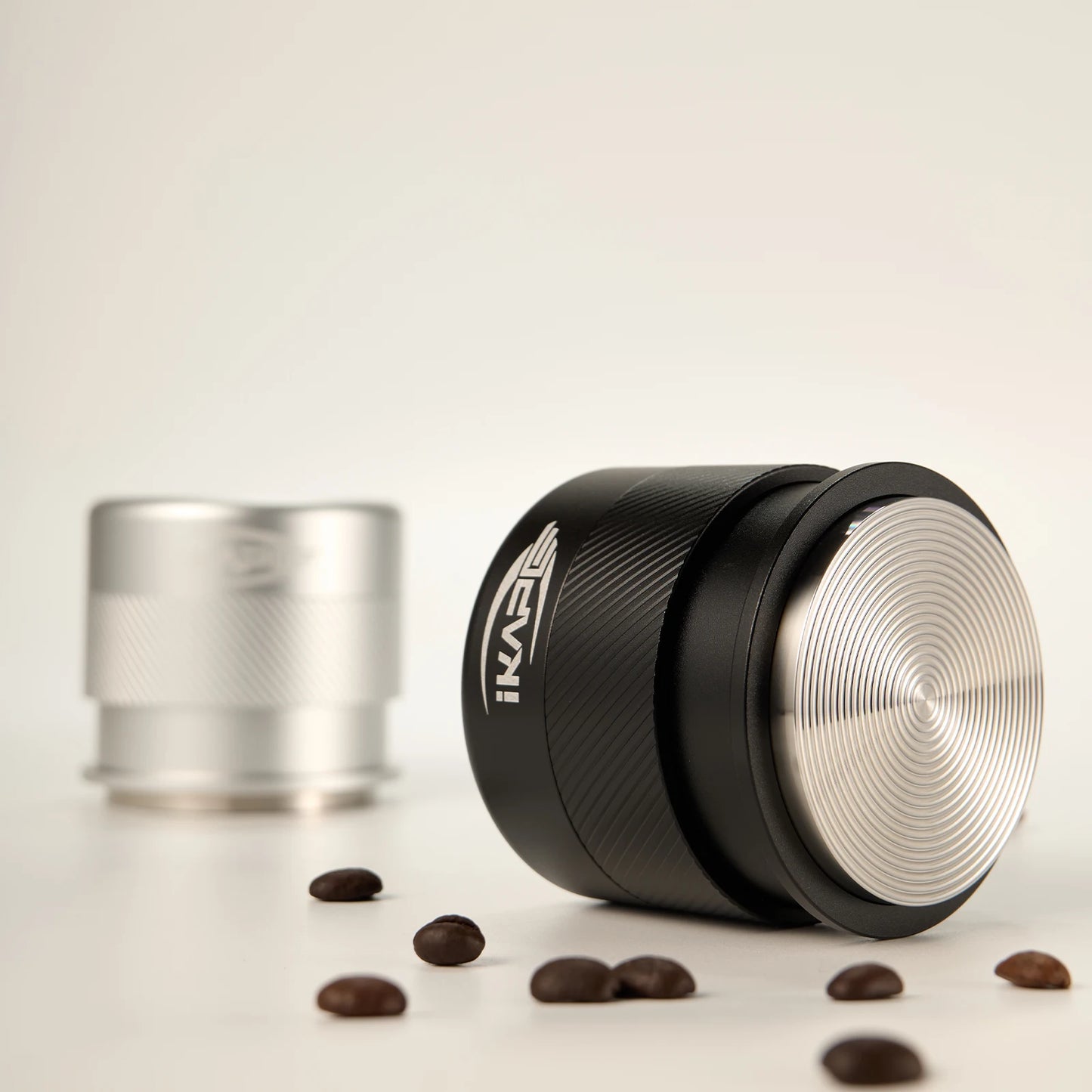 Tamper de Café IKAPE V4 – Prensador Calibrado con Resorte para Baristas, 100% Acero Inoxidable, Compatible con Portafiltros 51/54/58mm