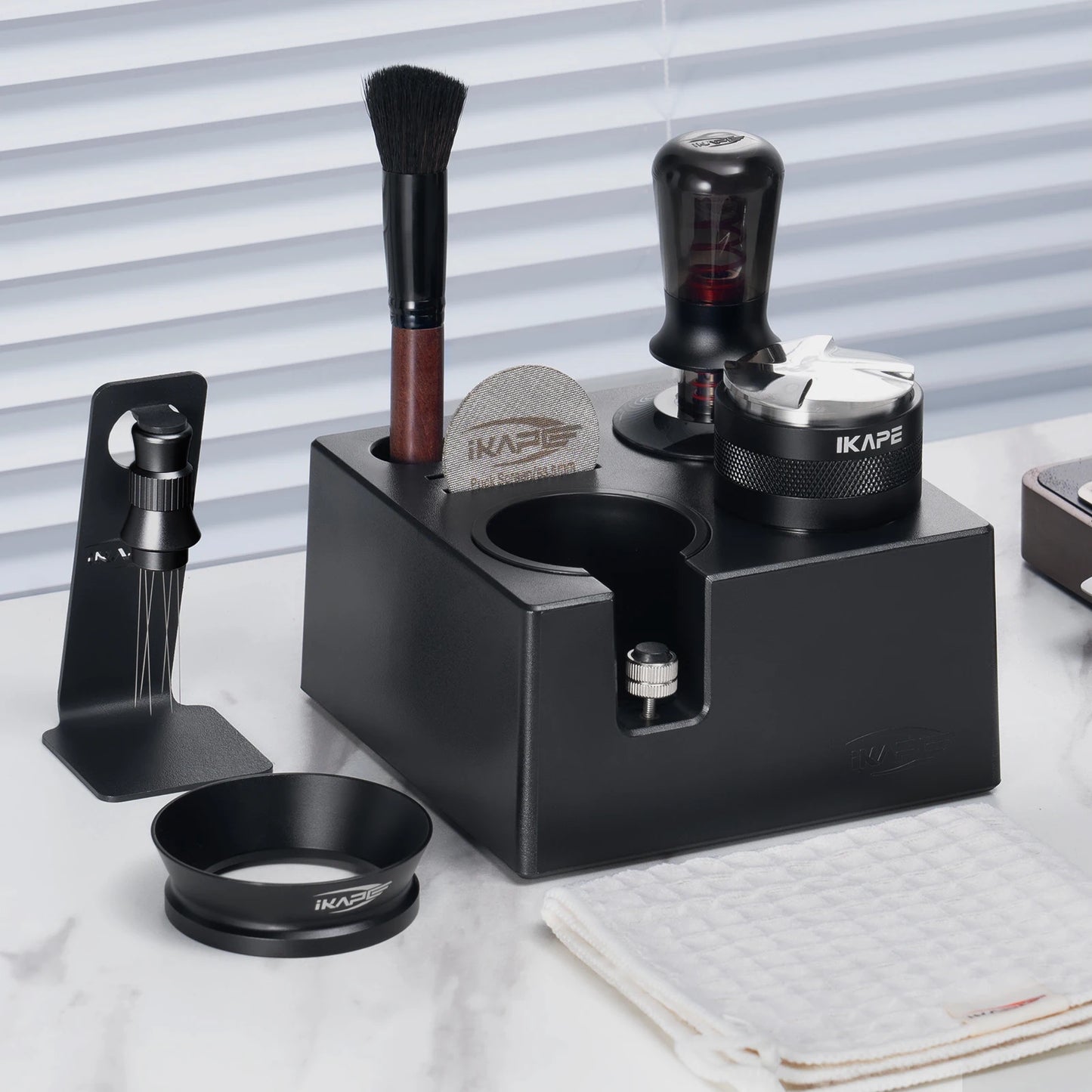 Kit de Herramientas para Espresso IKAPE 8 en 1 (Negro) – Tamper, Distribuidor, Embudo Magnético, Puck Screen y Estación para Portafiltros 51/53/58mm