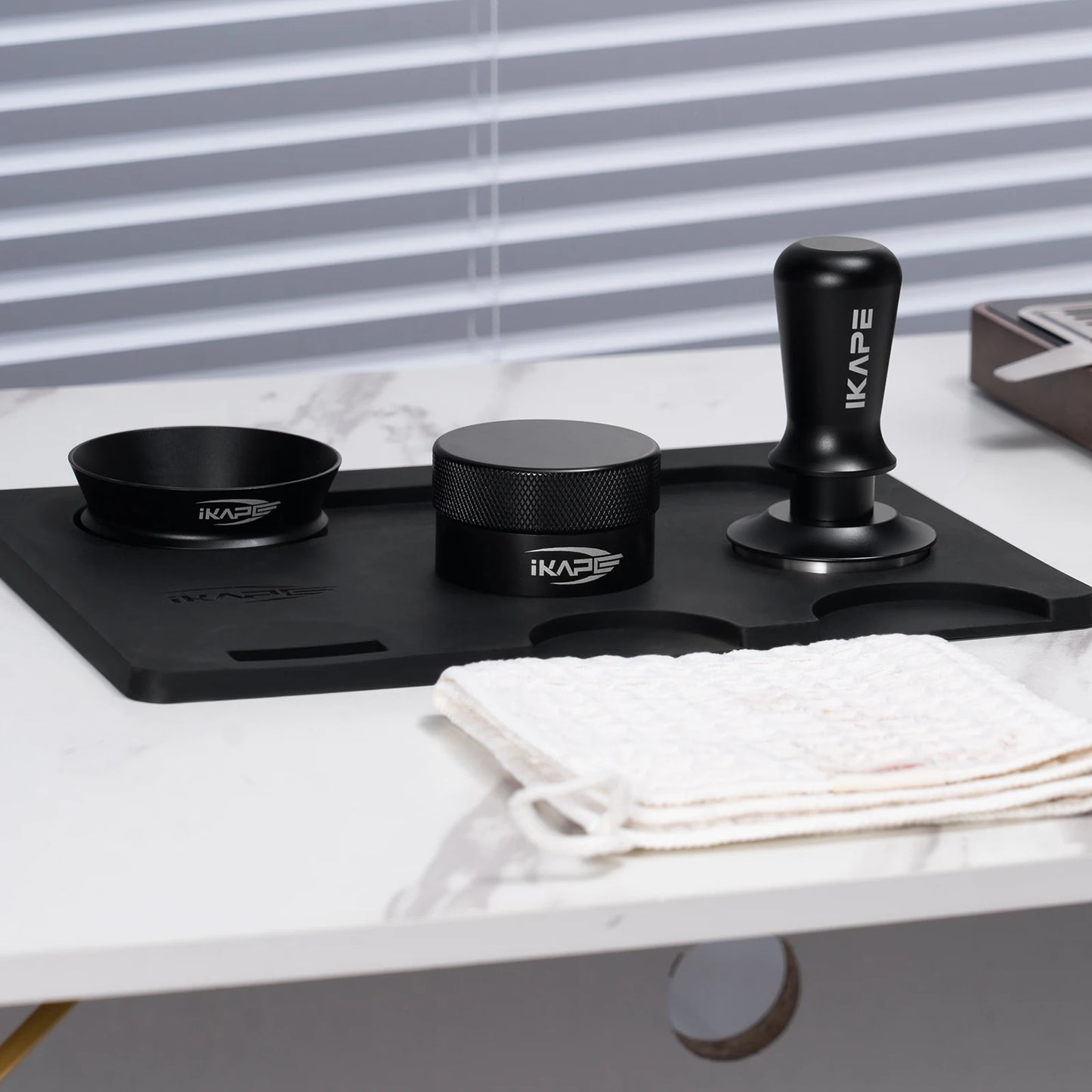 Kit de Herramientas para Espresso IKAPE 6 en 1 (Negro) – Tamper, Distribuidor y Embudo Dosificador Magnético para Portafiltros 51/53.3/58mm