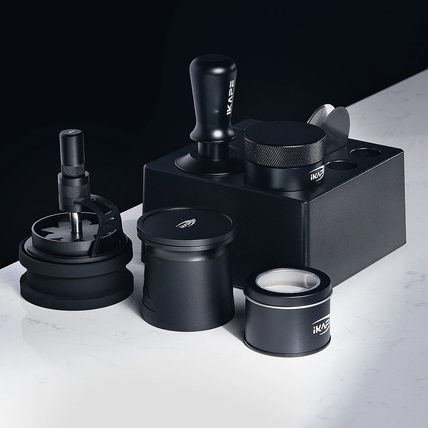 Set de Herramientas de Café Espresso IKAPE – Juego Negro con Caja ABS Smile Know, Kit de Utensilios para Baristas Ideal como Regalo
