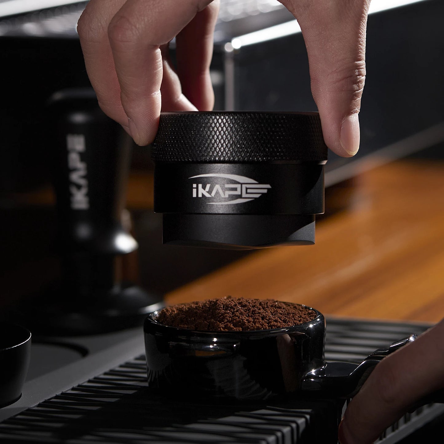 Distribuidor de Café Espresso IKAPE 51/54/58mm – Distribuidor por Gravedad con Base PVD de Titanio para Portafiltros Universales